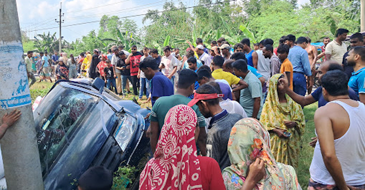 পিকআপের ধাক্কায় প্রাণ গেল স্কুটি আরোহী মা-মেয়ের