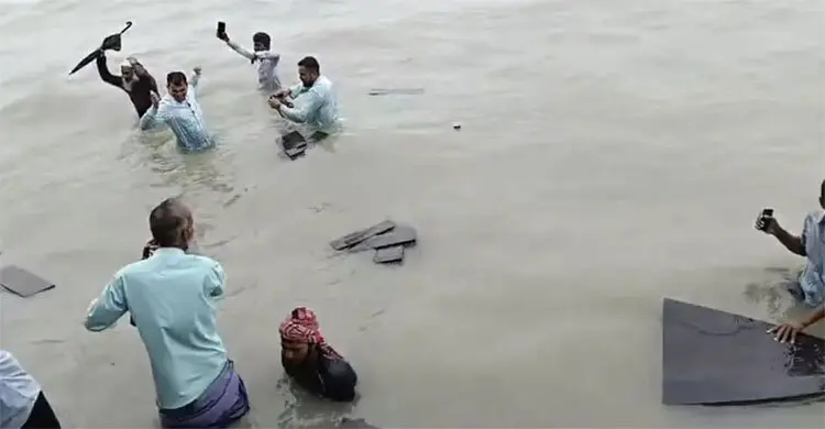 প্রধানমন্ত্রীর কর্মসূচিতে যাওয়ার পথে মেঘনায় ট্রলারডুবি
