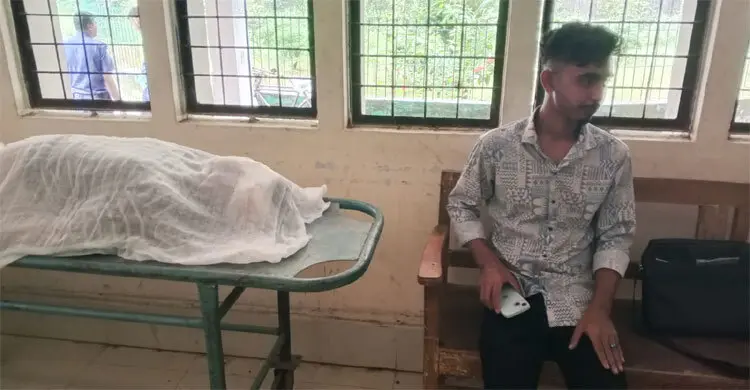 ট্রেনের ছাদ থেকে পা পিছলে পড়ে পর্যটকের মৃত্যু