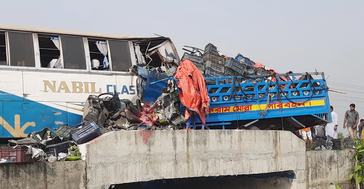 2 drivers killed as bus, pickup van collide in Dinajpur