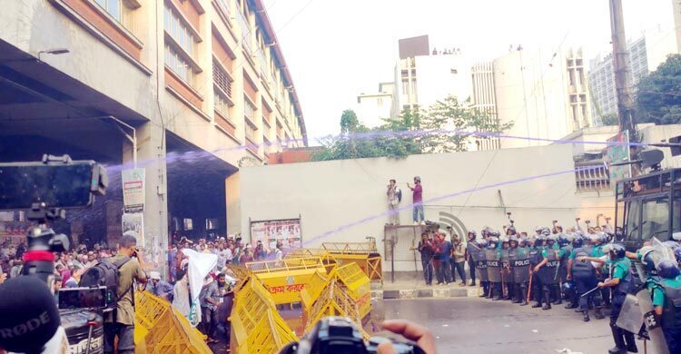 সাউন্ড গ্রেনেড-জলকামানে ছত্রভঙ্গ নন-এমপিও শিক্ষকরা