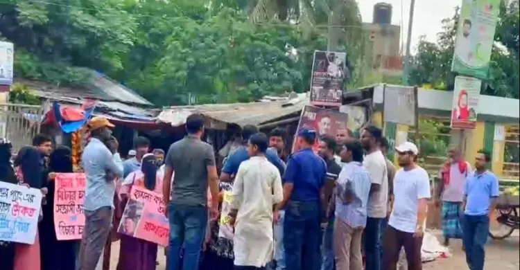 অভিযুক্তের বিরুদ্ধে ব্যবস্থা না নেওয়ায় থানা ঘেরাও করে বিক্ষোভ