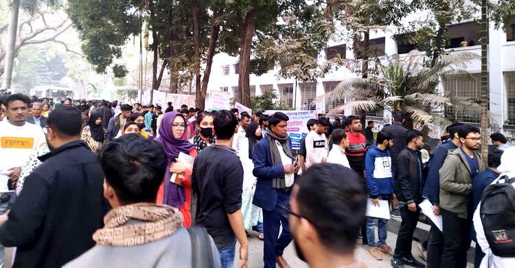 পরীক্ষা কেন্দ্রে ঢুকছেন ভর্তিচ্ছু পরীক্ষার্থীরা