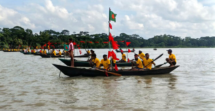 ঝালকাঠিতে নৌকাবাইচ দেখতে মানুষের ভিড়