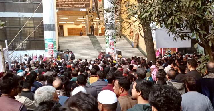 বিজ্ঞান অনুষদের ভর্তি পরীক্ষা অনুষ্ঠিত, পথে দুর্ভোগে শিক্ষার্থীরা