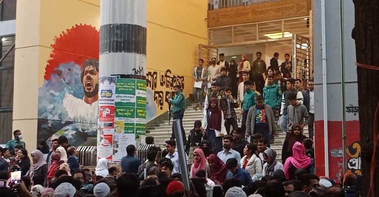 ঢাবি বিজ্ঞান অনুষদের ভর্তি পরীক্ষা অনুষ্ঠিত, তীব্র যানজটে দুর্ভোগ