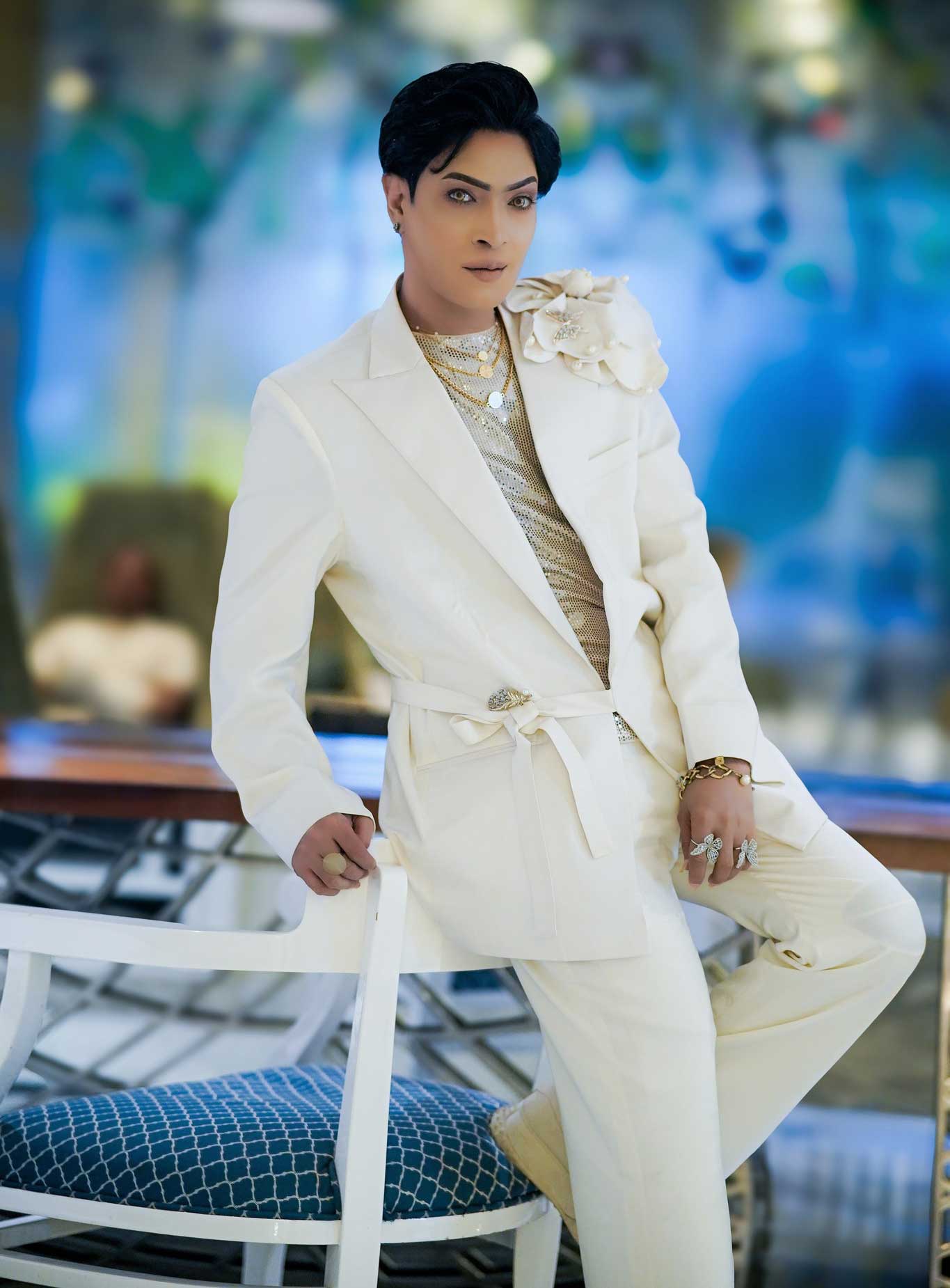 নিজের দেখাশোনার লোক খুঁজছেন এডলফ খান, জানালেন যোগ্যতার তালিকা