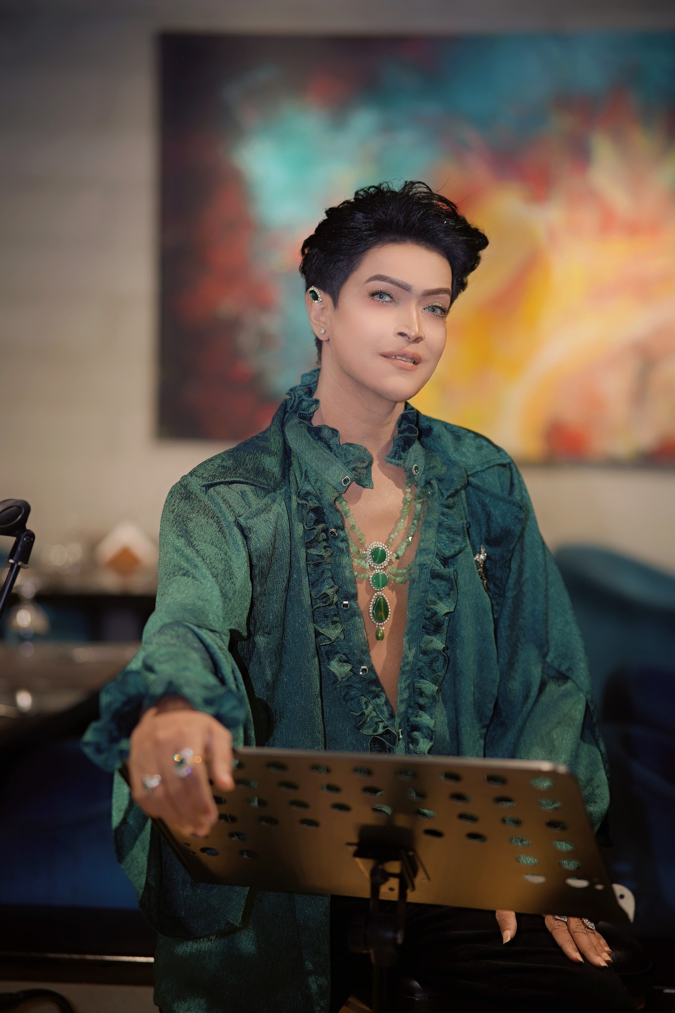 নিজের দেখাশোনার লোক খুঁজছেন এডলফ খান, জানালেন যোগ্যতার তালিকা