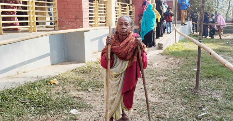 মনে শান্তি পেতে ৯০ বছরের আদুরী গেলেন ভোটকেন্দ্রে