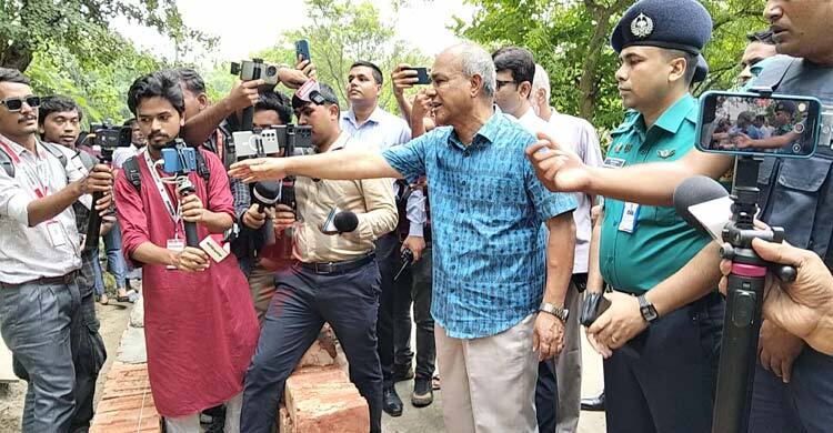 এ কী ইট লাগাইছেন, শহীদদের কবরের ওপর এভাবে দুর্নীতি করছেন?