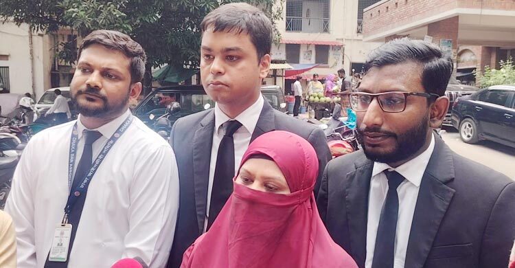 স্বামীর সম্পত্তি পেতে সৎ সন্তানদের বিরুদ্ধে মায়ের মামলা