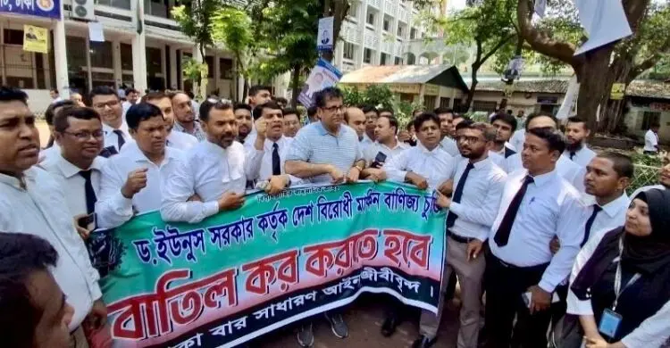 আদালত প্রাঙ্গণে আওয়ামী লীগ ও বিএনপিপন্থি আইনজীবীদের উত্তেজনা