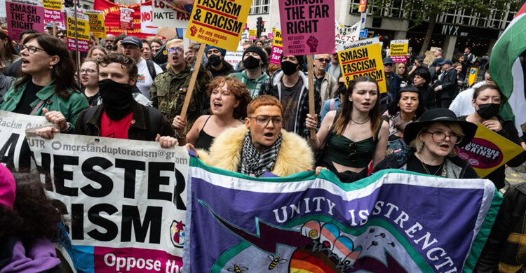 যুক্তরাজ্যে ডানপন্থি ইসলামবিরোধী মিছিল ঘিরে উত্তেজনা-সংঘর্ষ