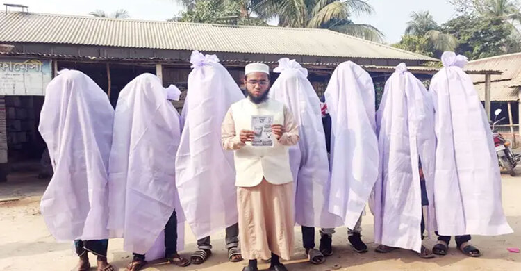 কাফনের কাপড় পরে নির্বাচনি প্রচারণা করছেন জাতীয় পার্টির প্রার্থী