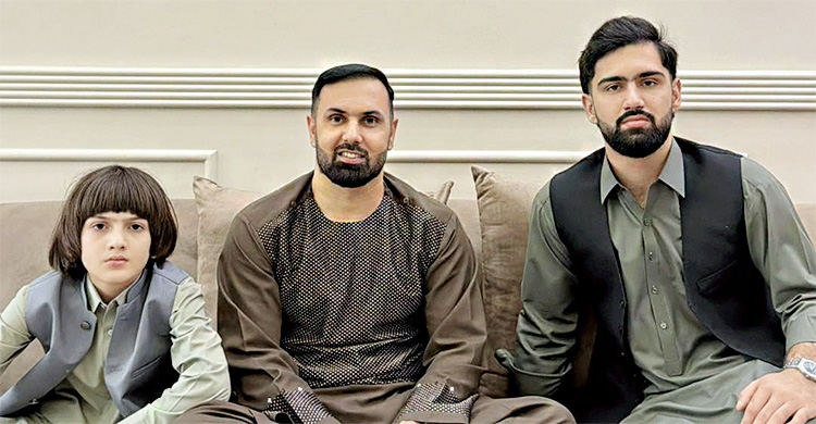 মেয়েদের নিয়ে খাজার ঈদ নামাজ, বিধ্বস্ত দেশবাসীকে ভুললেন না নবী