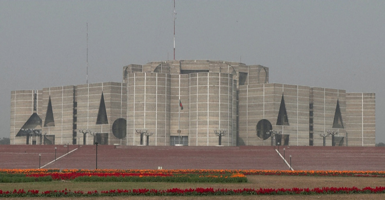 নির্বাচনী প্রতিশ্রুতির বন্যা, বাস্তবে কতটা পূরণ হবে