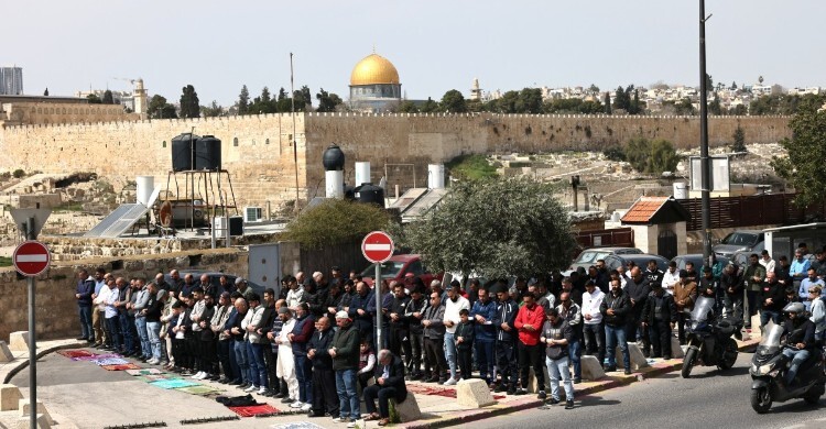 আল-আকসায় প্রবেশে ইসরায়েলের বাধা, ফটকেই ঈদের নামাজ আদায় ফিলিস্তিনিদের