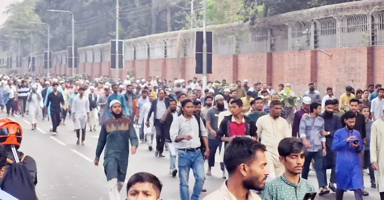 ওসমান হাদির জানাজা ও দাফন শেষে হেঁটে বাড়ি ফিরছেন লাখো মানুষ