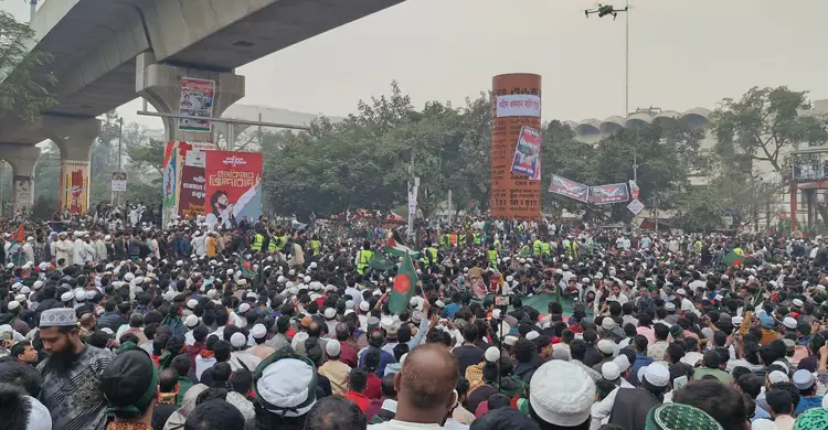 ওসমান হাদির জানাজা ও দাফন শেষে হেঁটে বাড়ি ফিরছেন লাখো মানুষ