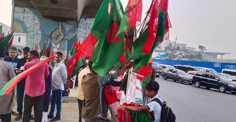 জনসমাগম ঘিরে বিমানবন্দর এলাকায় ভাসমান হকারদের হিড়িক
