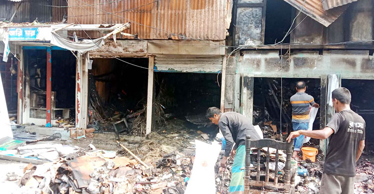 গাইবান্ধায় কাচারি বাজারে অগ্নিকাণ্ড, ১৫ দোকান পুড়ে ছাই