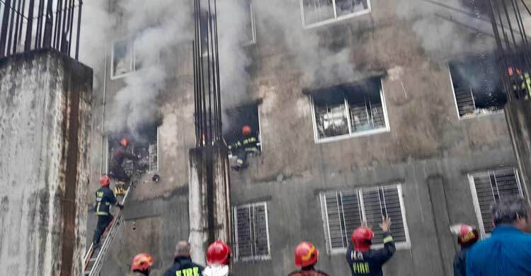 সোয়া ৮ ঘণ্টা পর নিয়ন্ত্রণে ডেমরার আগুন