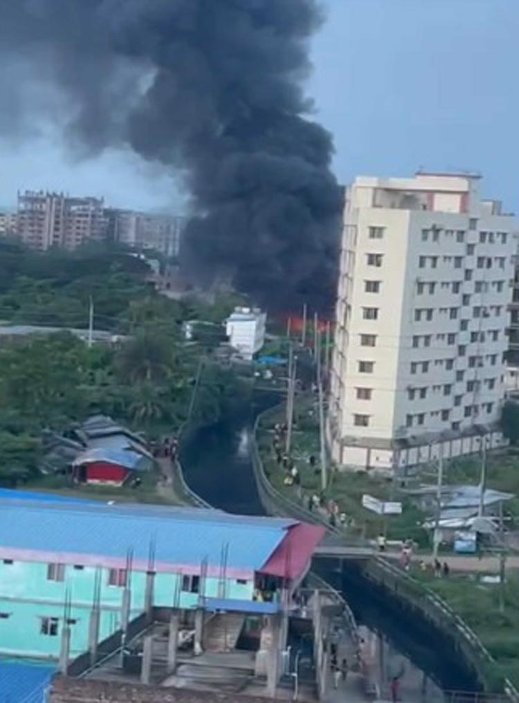 চট্টগ্রামে প্লাস্টিক কারখানায় আগুন, বেশ কয়েকজন আহত