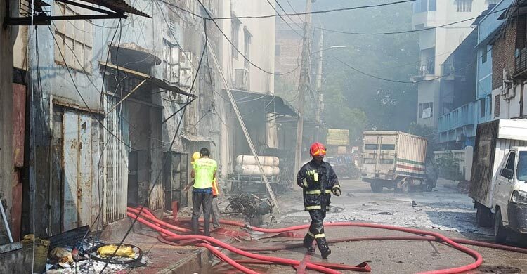 ৪ ঘণ্টায়ও নিয়ন্ত্রণে আসেনি মিরপুরে কেমিক্যাল গোডাউনের আগুন