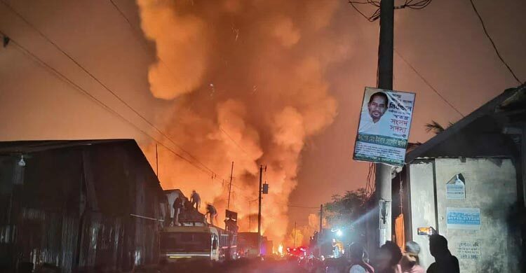 গাজীপুরে ঝুটের গুদামে অগ্নিকাণ্ড