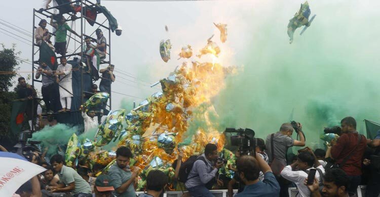 পলায়ন উদযাপনের প্রতীকী ‘হেলিকপ্টার বেলুনে’ আগুন লাগে যেভাবে