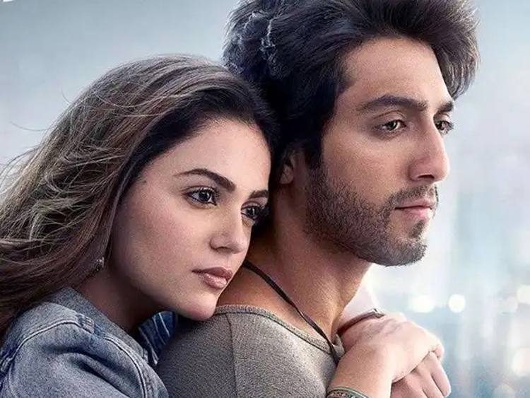 চলন্ত গাড়ি থেকে অনুরাগীর সঙ্গে &lsquo;সাইয়ারা&rsquo; তারকার সেলফি