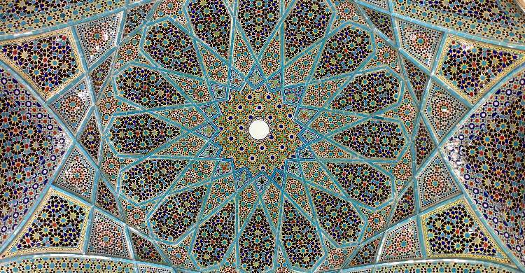 ইসলামে পেছন থেকে জড়িয়ে ধরা কতটা গ্রহণযোগ্য?