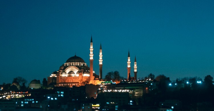 যে রাত হাজার মাসের চেয়ে উত্তম