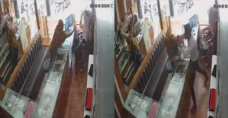 গয়নার দোকানে ডাকাতি করতে গিয়ে ২৫ সেকেন্ডে ২০টি থাপ্পড় খেলেন নারী