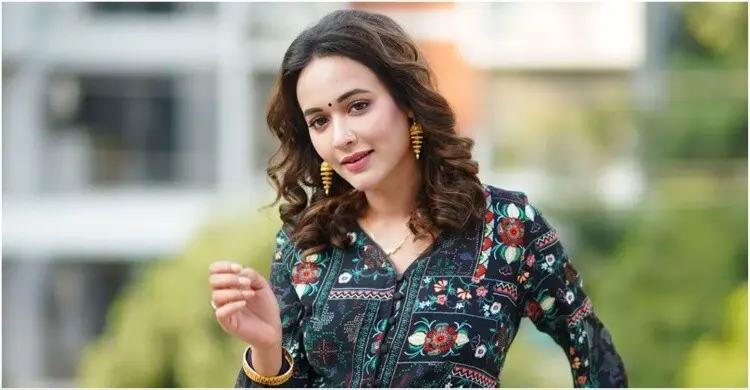 অহনার বোন পরিচয়ে টাকা চান তরুণী, সতর্ক করলেন অভিনেত্রী
