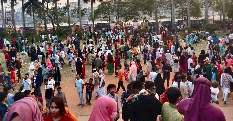 বিজয়ের দিনে আহসান মঞ্জিলে উপচে পড়া ভিড়