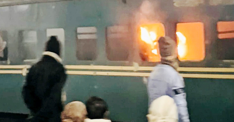 জয়পুরহাটে ট্রেনে আগুন দেওয়ার ঘটনায় মামলা