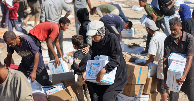 যুদ্ধবিরতির পর প্রথম ত্রাণবাহী ট্রাক গাজায়, ত্রাণ নিতে হুড়োহুড়ি