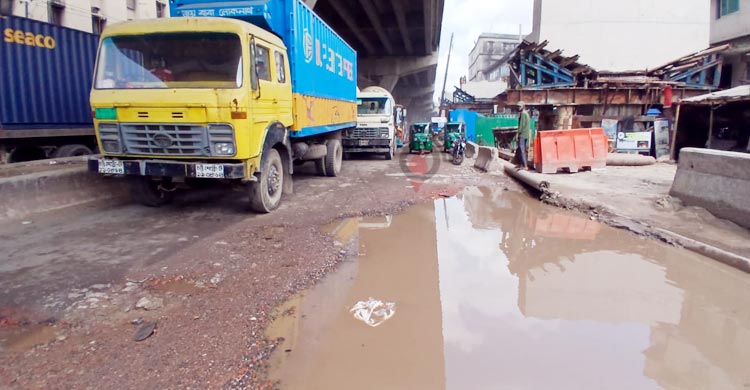 বিমানবন্দর সড়কে বড় বড় গর্ত, মেরামত নিয়ে রশি টানাটানি