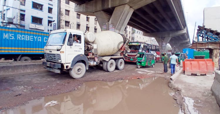 বিমানবন্দর সড়কে বড় বড় গর্ত, মেরামত নিয়ে রশি টানাটানি