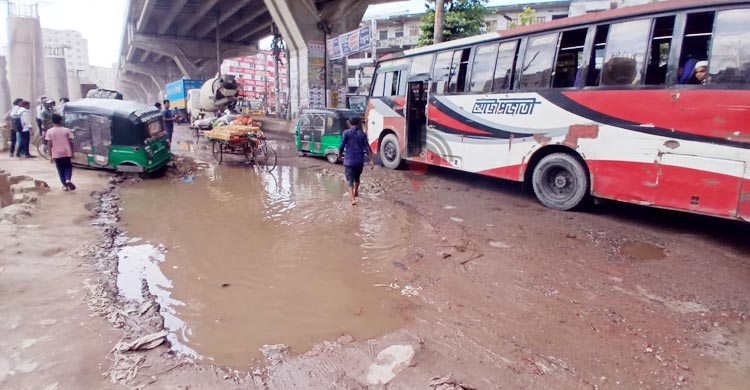বিমানবন্দর সড়কে বড় বড় গর্ত, মেরামত নিয়ে রশি টানাটানি