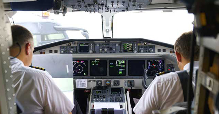 বান্ধবীকে ককপিটে বসানোয় বিপাকে দুই পাইলট