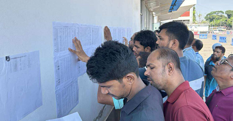 অক্ষত মালামালের তালিকা টানিয়েছে বিমান, খুঁজছেন মালিকেরা