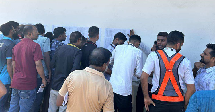 অক্ষত মালামালের তালিকা টানিয়েছে বিমান, খুঁজছেন মালিকেরা