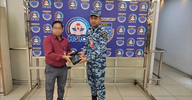 যাত্রীর ১৬ হাজার ডলারসহ পাওয়া ব্যাগ ফেরত দিলেন পরিচ্ছন্নতাকর্মী