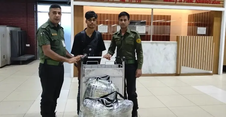 শাহজালালে হারানো ব্যাগ উদ্ধার, প্রবাসীর মুখে হাসি ফেরালেন আনসার সদস্য