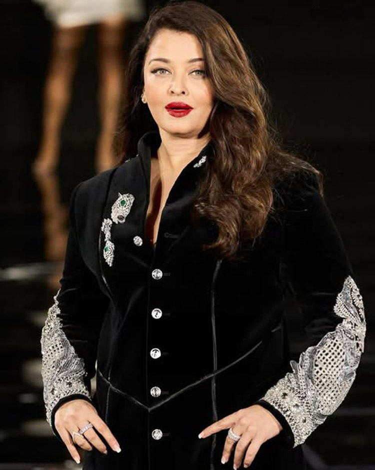 শেরওয়ানি লুকে নতুন মাত্রা যোগ করলেন ঐশ্বরিয়া