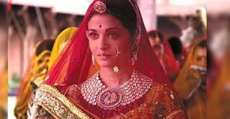 ঐশ্বরিয়ার এই লাল লেহেঙ্গা তৈরিতে লেগেছিল ছয় মাস