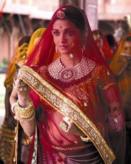 ঐশ্বরিয়ার এই লাল লেহেঙ্গা তৈরিতে লেগেছিল ছয় মাস