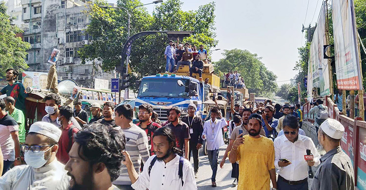 ধানমন্ডি ৩২ ভাঙতে এক্সকাভেটর নিয়ে ছাত্রজনতা, উত্তেজনা চরমে